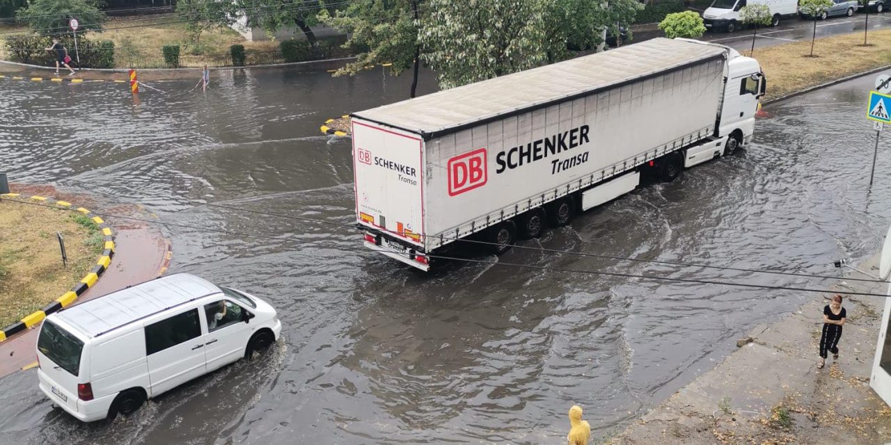 Ploaie puternică în municipiu, străzi inundate și mașini blocate