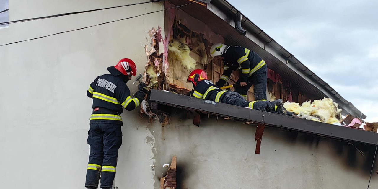 Incendiu violent într-o gospodărie, din cauza unui scurtcircuit – FOTO