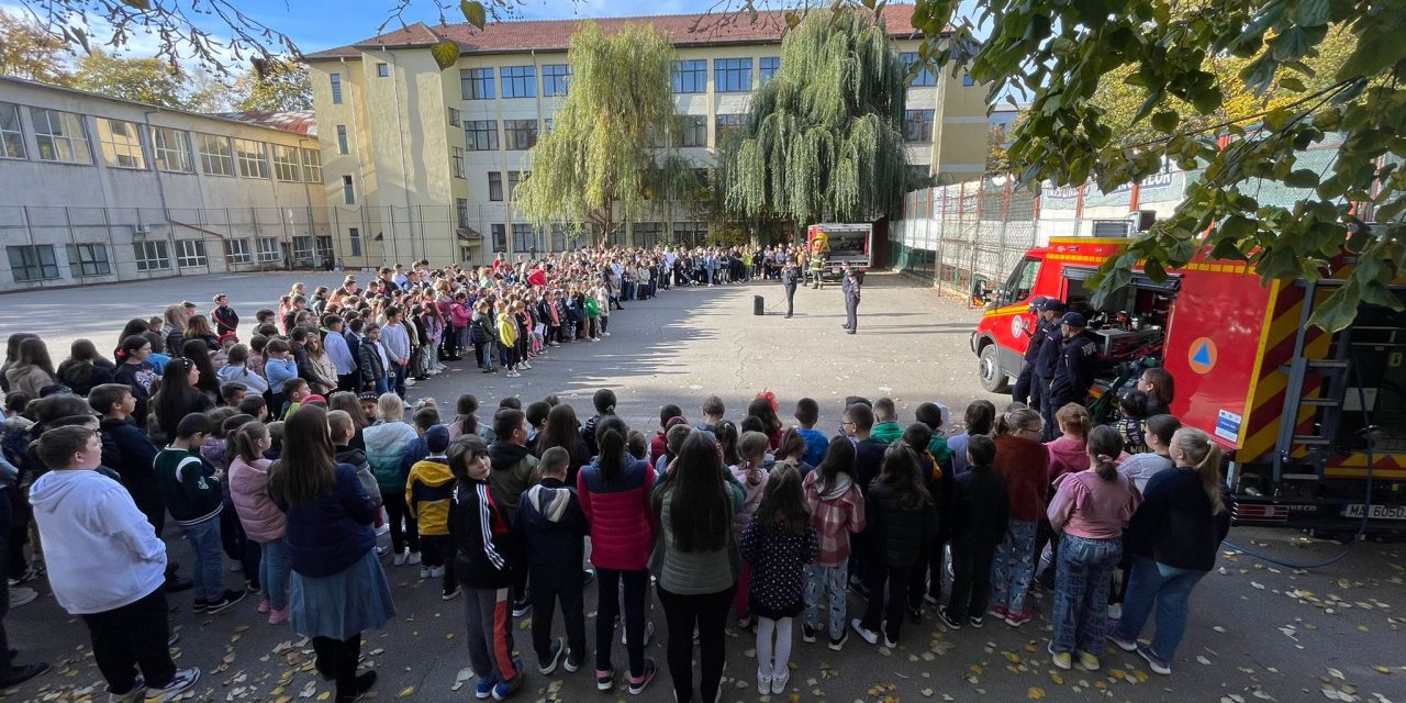 Școală din Botoșani evacuată într-un exercițiu al pompierilor – FOTO