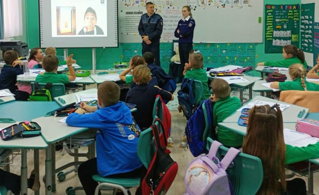 Lecții de siguranță predate de polițiști micuților exploratori dintr-o clasă pregătitoare