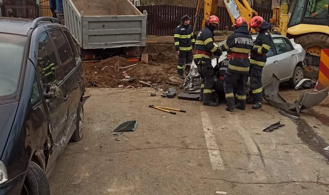 Un camion, un buldoexcavator și două autoturisme au fost implicate într-un accident