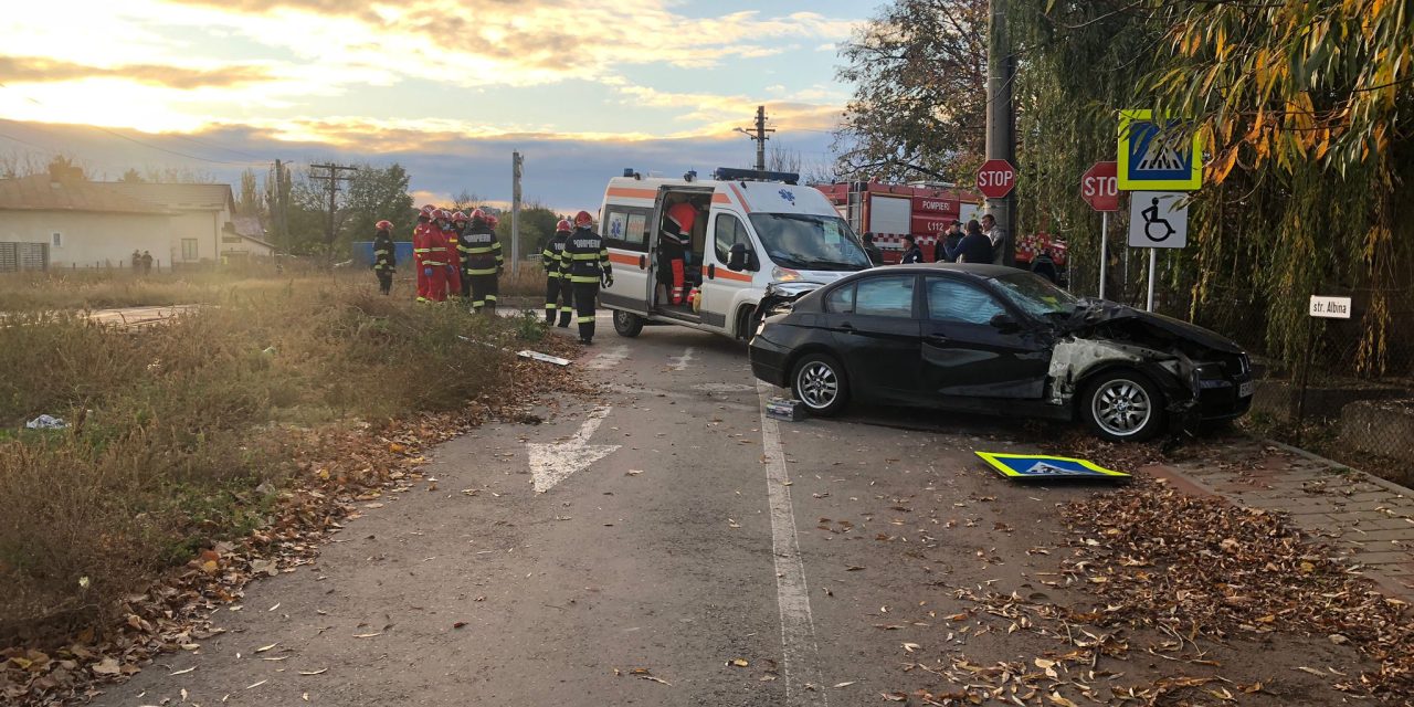 Mașină lovită de tren la Dorohoi. Șoferul a fost rănit – FOTO