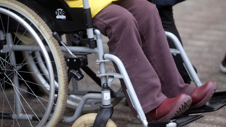 Persoanele cu handicap ireversibil vor primi un certificat permanent
