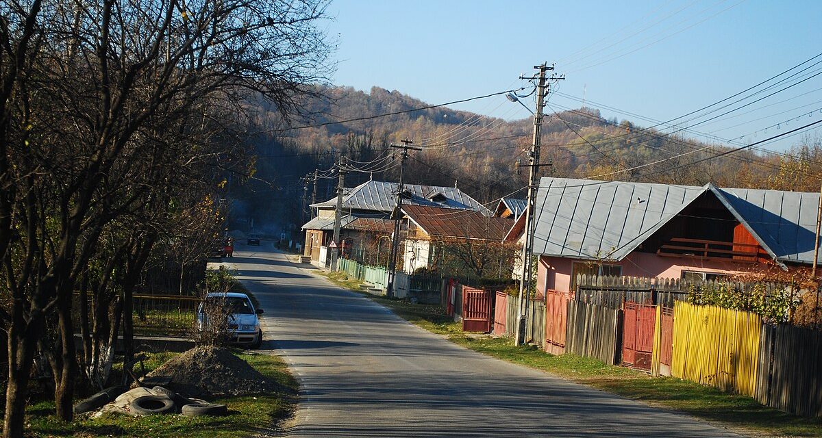 Bani cheltuiți pentru locuri de joacă, în sate îmbătrânite și fără apă din Botoșani. „Ne dăm, noi, moșnegii, în scrânciob!”