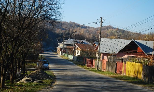 Bani cheltuiți pentru locuri de joacă, în sate îmbătrânite și fără apă din Botoșani. „Ne dăm, noi, moșnegii, în scrânciob!”