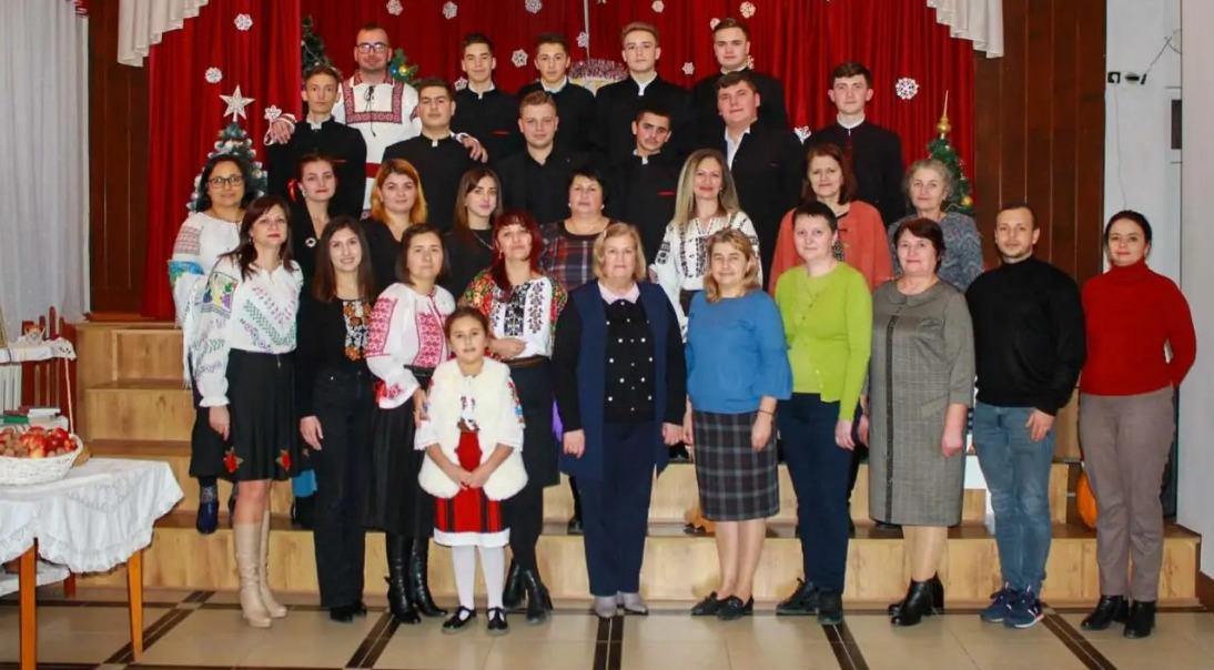 Elevii din trei școli din Botoșani au colindat un liceu din Republica Moldova