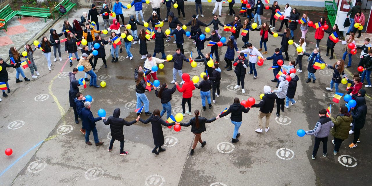 Flashmob impresionant la Colegiul Economic, din „drag de România” – VIDEO