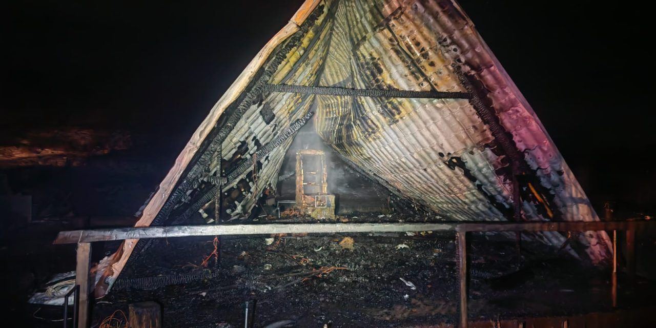 Casa unui tânăr din județ, distrusă de flăcări – FOTO