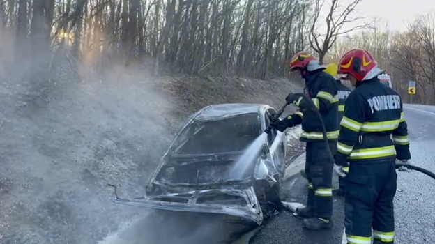 O mașină a luat foc după un accident rutier la Zăicești – VIDEO