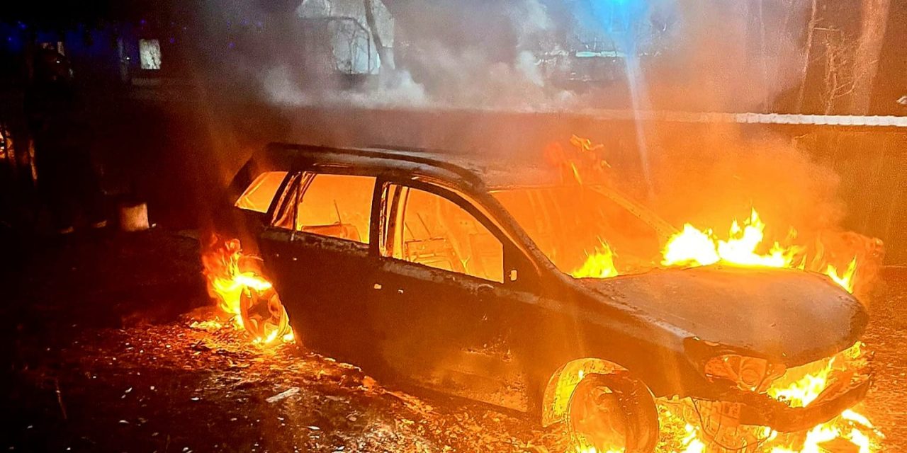Autoturism distrus complet de flăcări, în urma unui scurtcircuit – FOTO