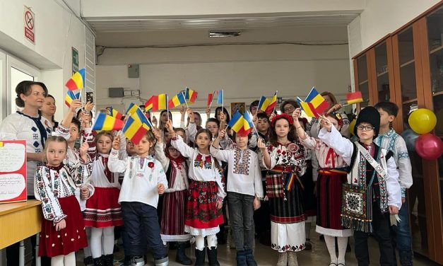 Fuziune de generații la Liceul Pedagogic, într-o celebrare vibrantă a Zilei Unirii – FOTO