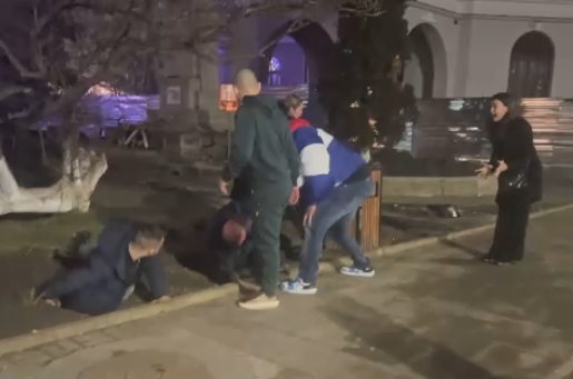 Polițiști bătuți de un grup de tineri în apropierea Teatrului „Eminescu” – VIDEO