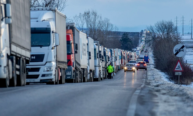 Traficul spre Vama Siret, paralizat de fermierii din Suceava și Botoșani