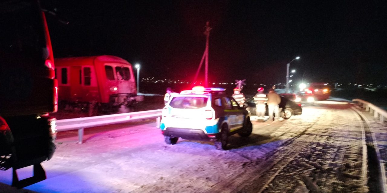 Accident feroviar în Botoșani. O mașină a fost lovită de tren – FOTO