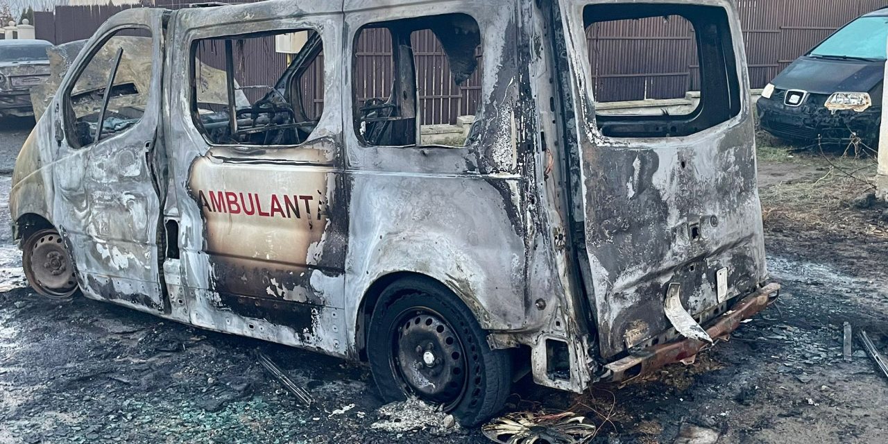 O ambulanță privată și trei autoturisme au ars într-un incendiu violent în Botoșani – FOTO