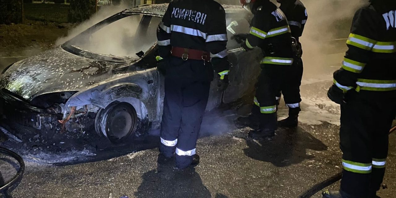 Autoturism cuprins de flăcări în mers, în urma unui scurtcircuit