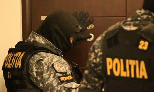 Arsenal de arme, droguri și documente false ridicate dintr-o locuință din Dorohoi – VIDEO