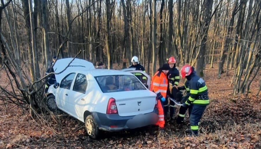 Șoferiță de 75 de ani, rănită după ce a provocat un accident rutier