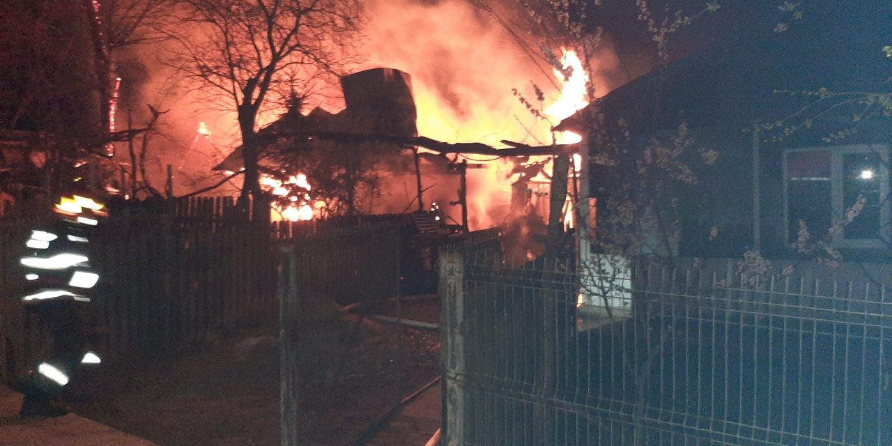 Locuință din județ distrusă într-un incendiu violent – FOTO