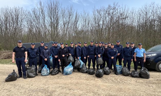 Jandarmii botoșăneni au curățat de deșeuri o porțiune a pădurii Rediu