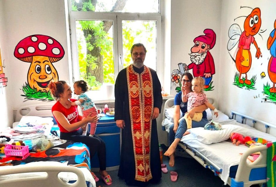 Părintele de caritate care slujește Spitalul de Copii din Botoșani: „Prezența preotului este asemănătoare oxigenului pentru organism”