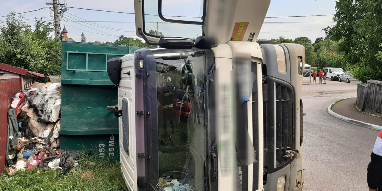 Un camion care transporta gunoi menajer s-a răsturnat pe o stradă din Dorohoi – FOTO