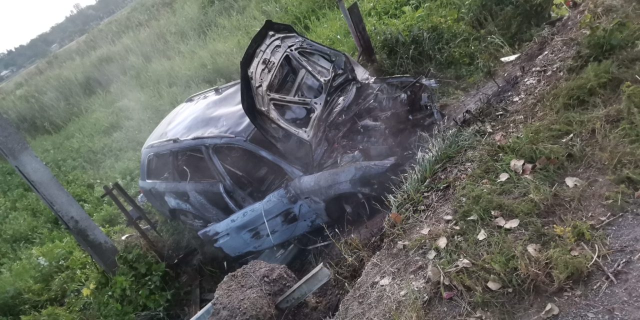 Mașină mistuită de flăcări în urma unui accident rutier – FOTO