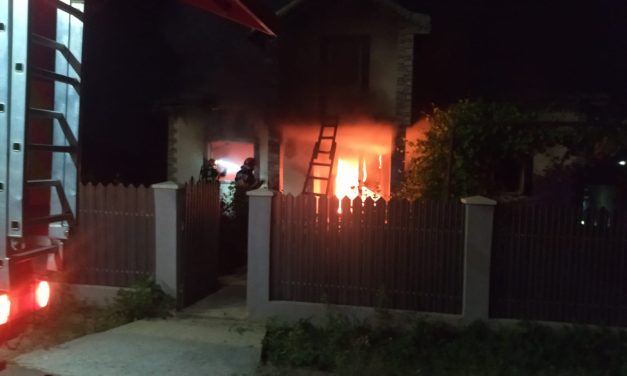 Incendiul care a mistuit o casă Victoria, provocat de proprietar. Bărbatul și-a stropit soția cu benzină, dar a sfârșit ars de viu