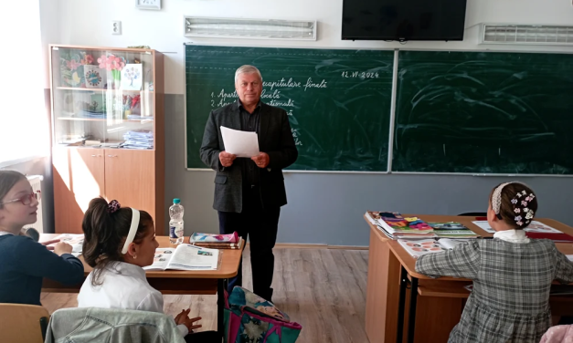 „Domnul Trandafir” din Botoșani. Învățătorul de la țară cu o carieră de cinci decenii și generații întregi de oameni realizați
