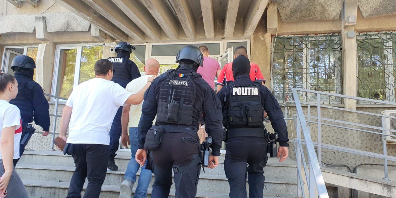 Trei bărbați reținuți după o altercație în fața unui local din Botoșani – VIDEO
