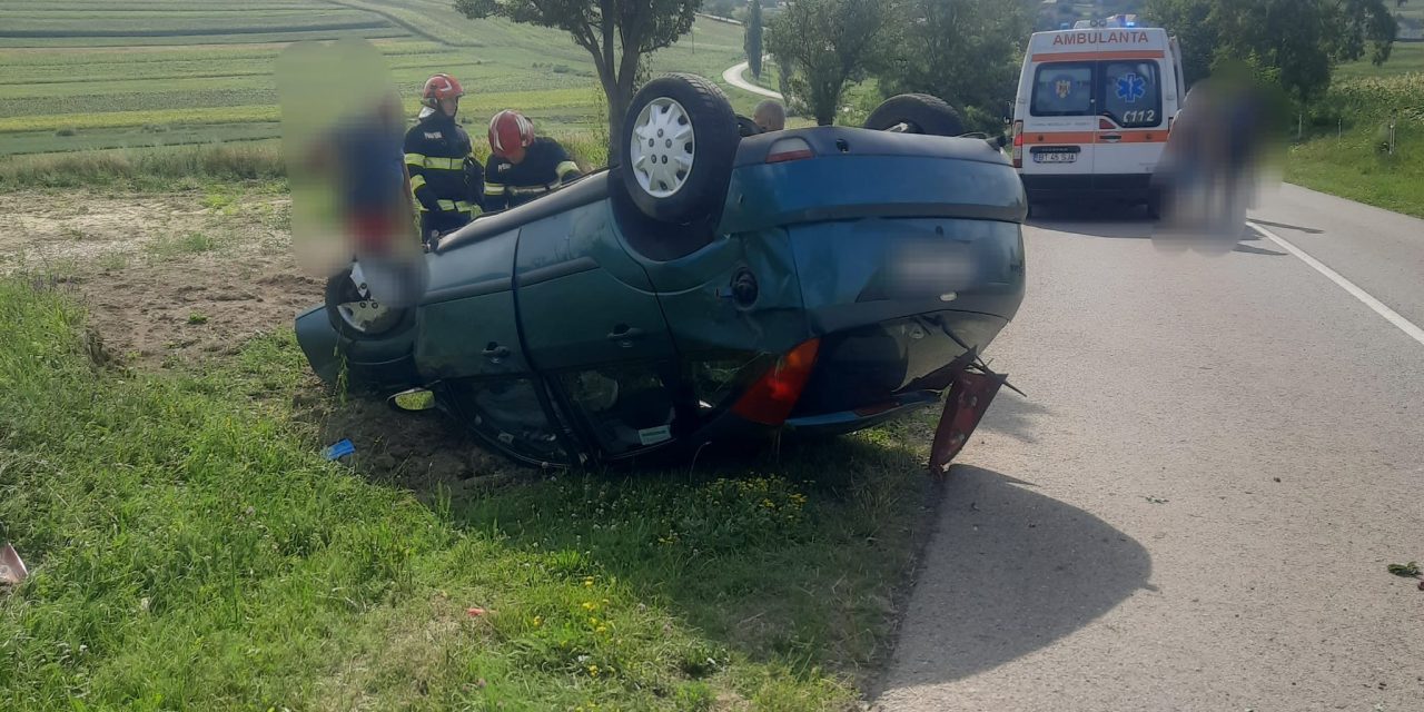 Un tânăr a fost rănit după ce s-a răsturnat cu mașina – FOTO