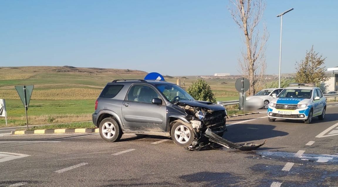 Patru persoane rănite într-un accident în care au fost implicate două mașini – FOTO