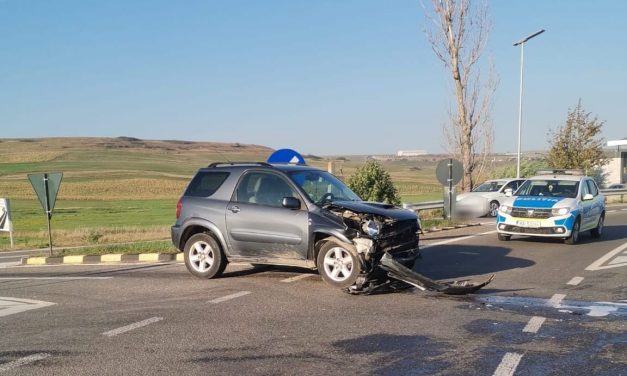 Patru persoane rănite într-un accident în care au fost implicate două mașini – FOTO