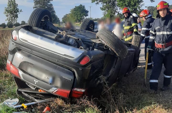 O femeie și fiul acesteia au ajuns la spital, după ce s-au răsturnat cu mașina – FOTO