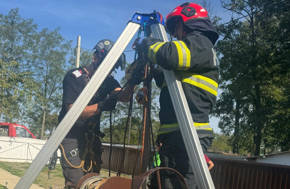 Femeie scoasă de pompieri dintr-o fântână adâncă de 10 metri – FOTO