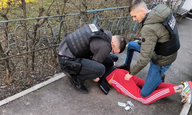 Tânăr reținut după un atac sângeros într-un local din Botoșani – VIDEO